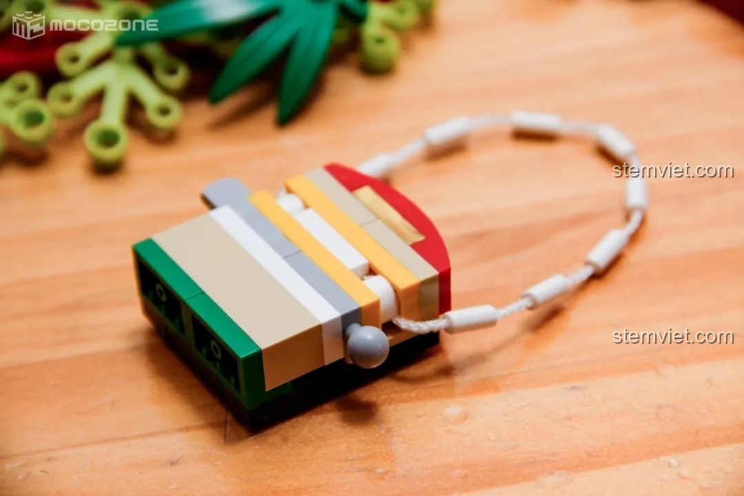 Vòng Hoa Giáng Sinh JK5118 đang dần được phủ kín bởi các chi tiết trang trí như lá cây, bông tuyết và quả cầu nhỏ.