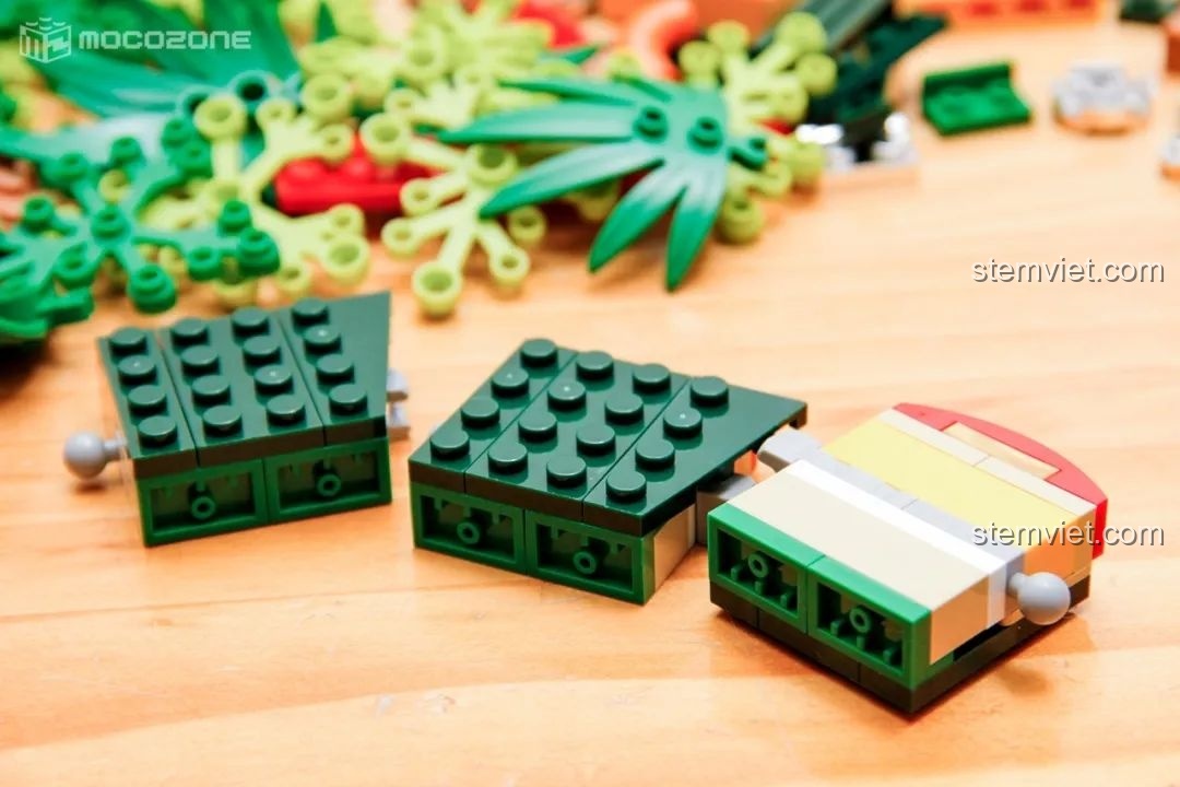 Mảnh ghép nơ đỏ lớn với họa tiết bông tuyết, một chi tiết trang trí nổi bật của Vòng Hoa Giáng Sinh JK5118.