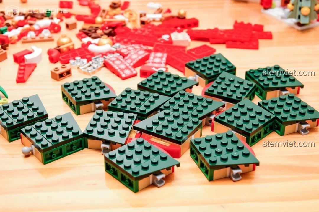 Mô hình ông già Noel tí hon được lắp ráp từ các mảnh ghép, một chi tiết trang trí cho Vòng Hoa Giáng Sinh JK5118.