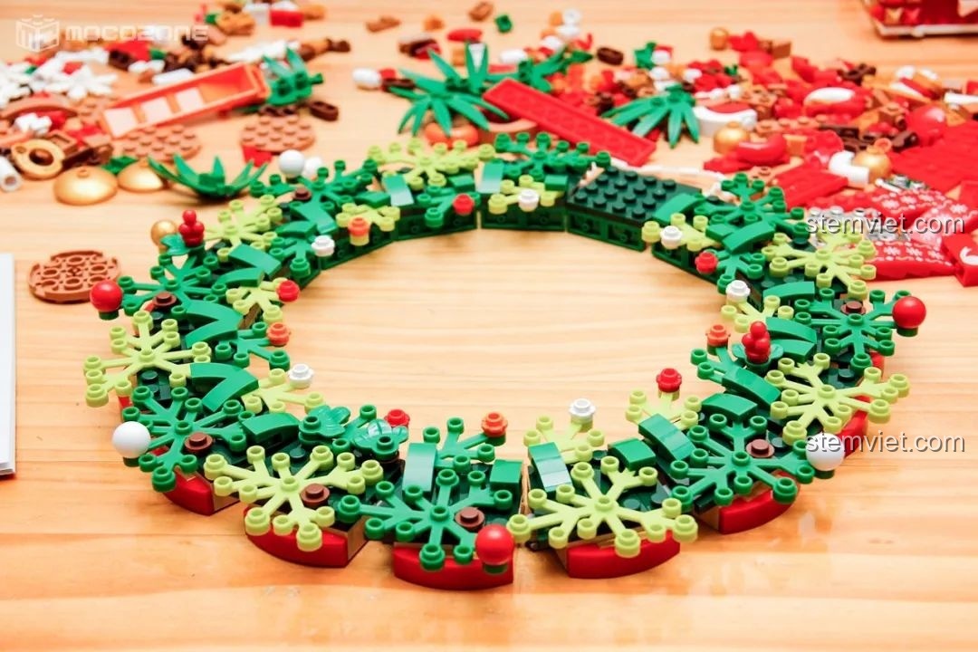 Mô hình chiếc tất Giáng Sinh màu đỏ và trắng, một chi tiết trang trí cho Vòng Hoa Giáng Sinh JK5118.