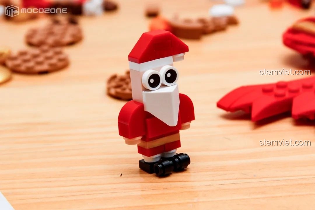 Vòng Hoa Giáng Sinh Đa Sắc JK5118 đã hoàn thành, treo trên tường với nơ đỏ, tuần lộc, người bánh gừng và các chi tiết trang trí khác.