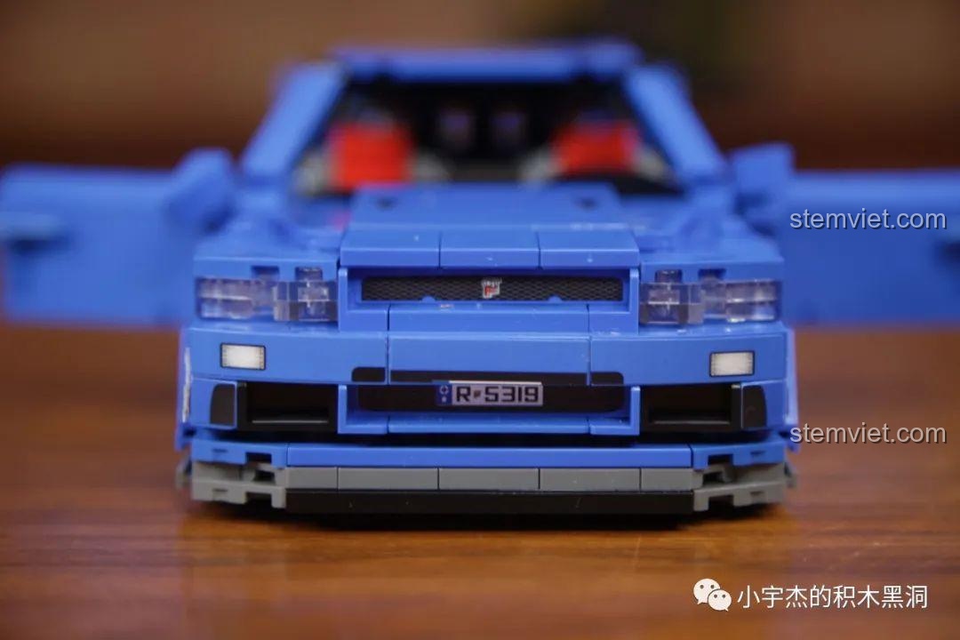 Chi tiết biển số và logo Nissan trên mô hình Jia Zhi 8405 Nissan GT-R R34, tăng tính chân thực cho sản phẩm.