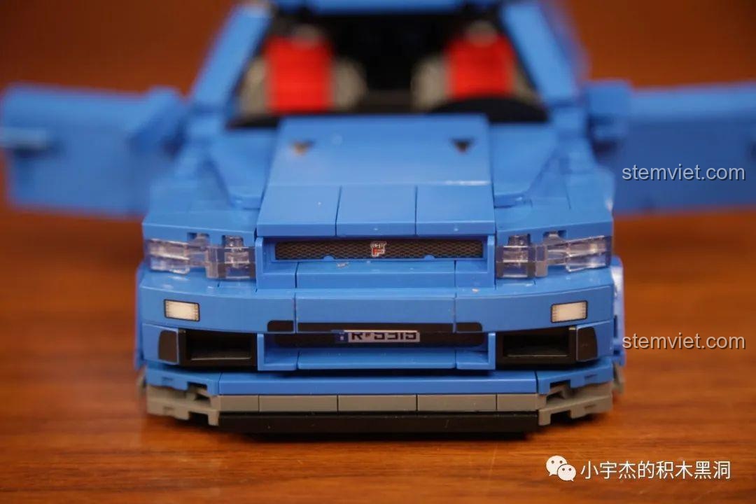 Cận cảnh phần đầu xe của mô hình Jia Zhi 8405 Nissan GT-R R34, tái hiện lưới tản nhiệt và đèn pha đặc trưng.