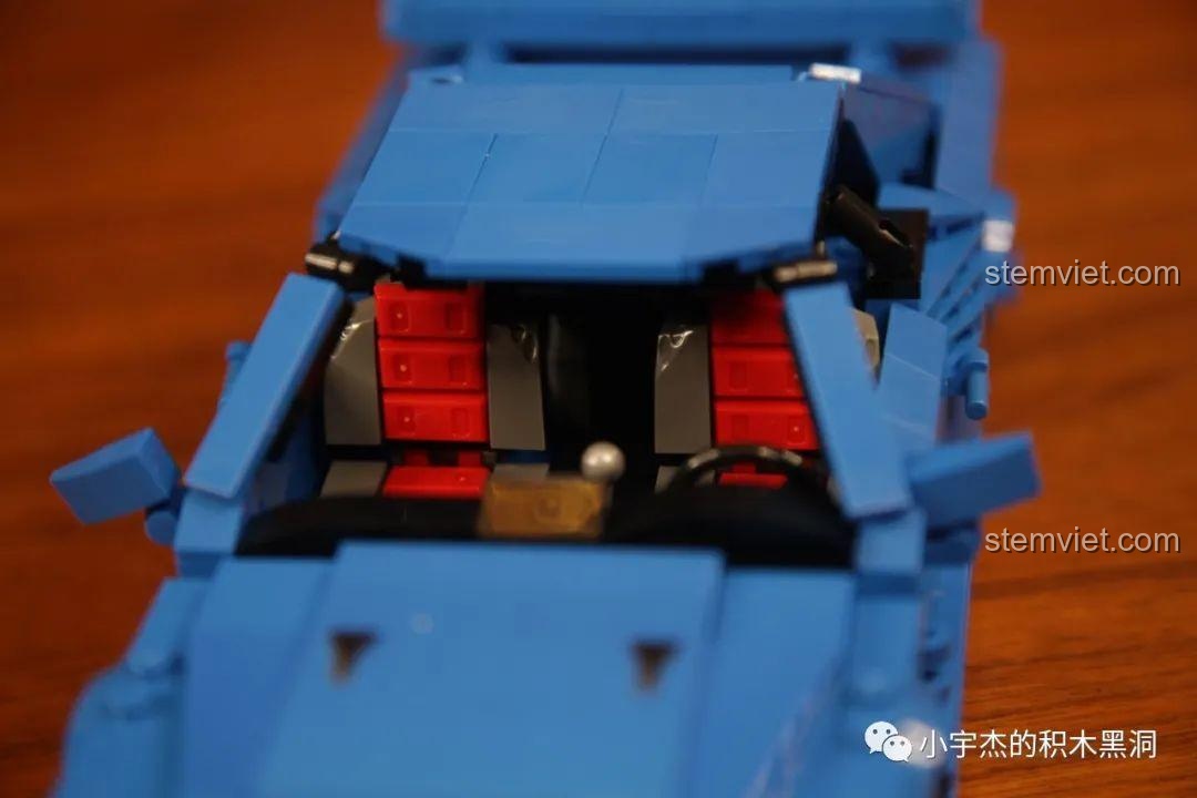 Cận cảnh đèn pha và phần đầu xe của mô hình Jia Zhi 8405 Nissan GT-R R34, thể hiện sự tinh xảo trong thiết kế.