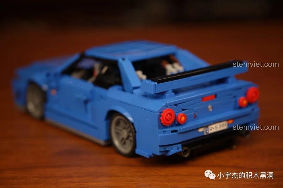 Cận cảnh đuôi xe của mô hình Jia Zhi 8405 Nissan GT-R R34, với biển số và ống xả được tái hiện.