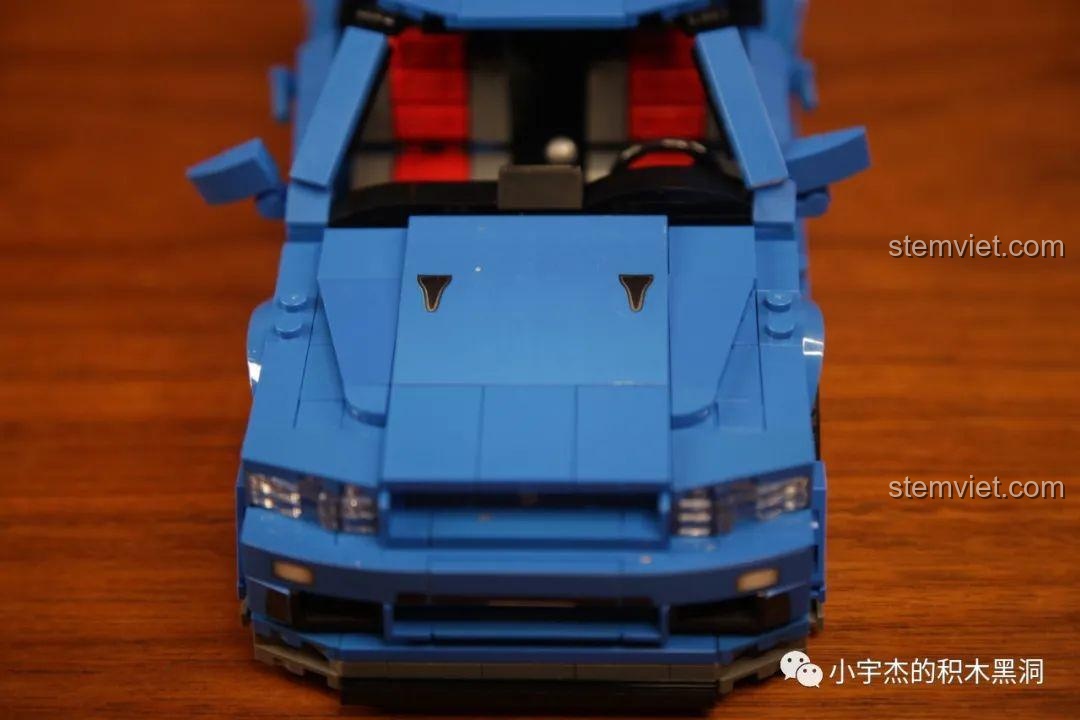 Cận cảnh nắp capo của mô hình Jia Zhi 8405 Nissan GT-R R34, với miếng dán sticker lớn có chút lệch màu.