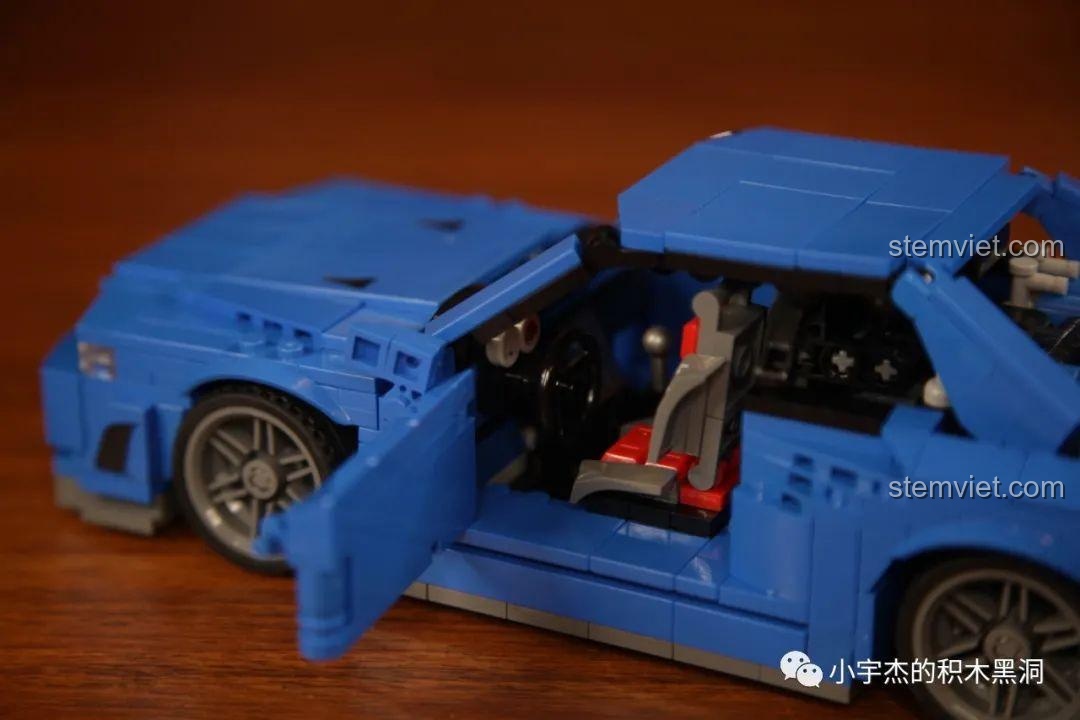 Cận cảnh nội thất bên trong mô hình Jia Zhi 8405 Nissan GT-R R34, với ghế ngồi và vô lăng được tái hiện.