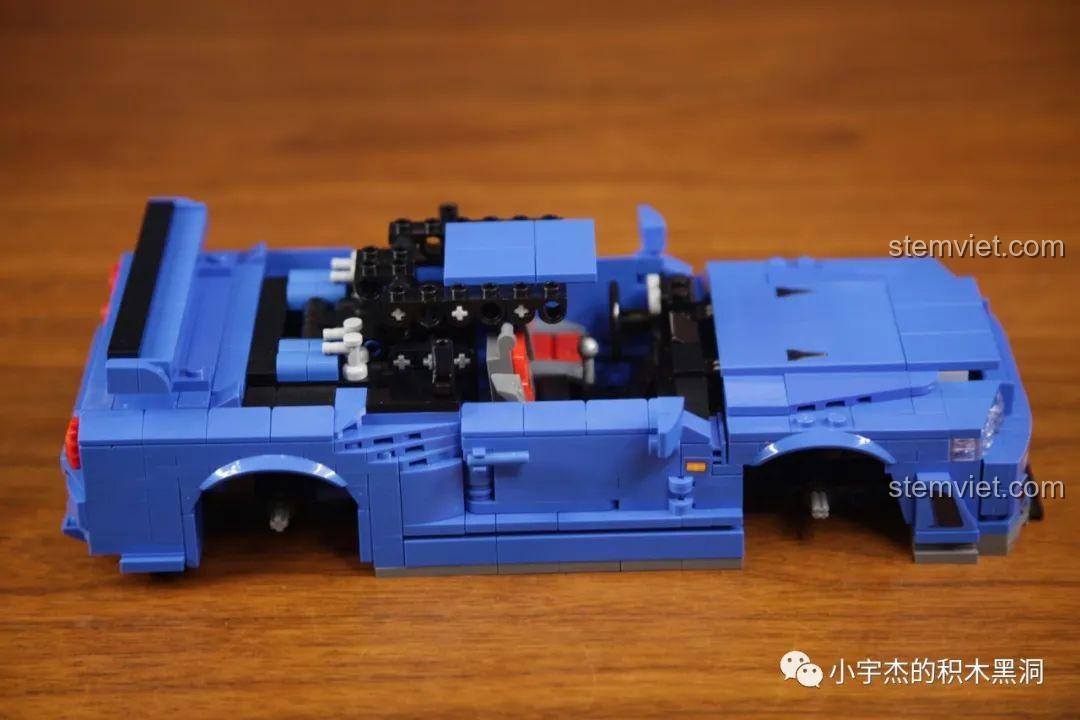 Các cột A, B, C của bộ lắp ráp Jia Zhi 8405 Mô hình xe Nissan GT-R R34 đang được lắp, cần sự cẩn thận do kết nối đơn điểm.