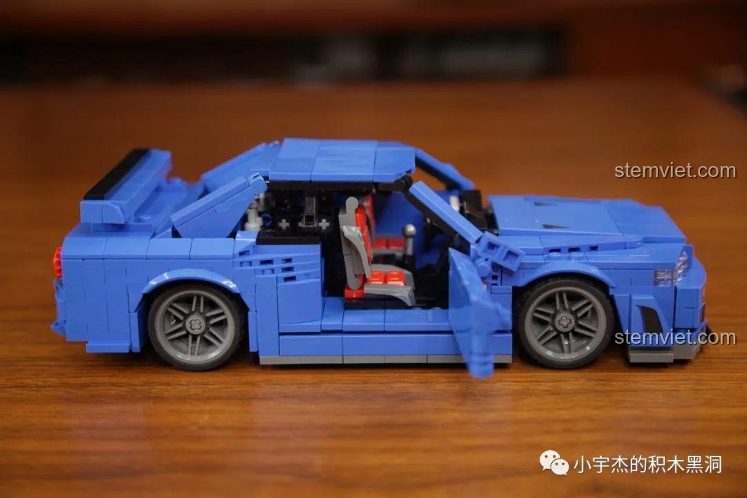 Cửa xe của mô hình Jia Zhi 8405 Nissan GT-R R34 có thể mở ra mượt mà, thể hiện tính năng tương tác của sản phẩm.