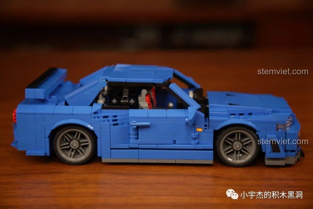 Phần gầm xe của mô hình Jia Zhi 8405 Nissan GT-R R34, được gia cố chắc chắn, đảm bảo độ bền khi chơi.