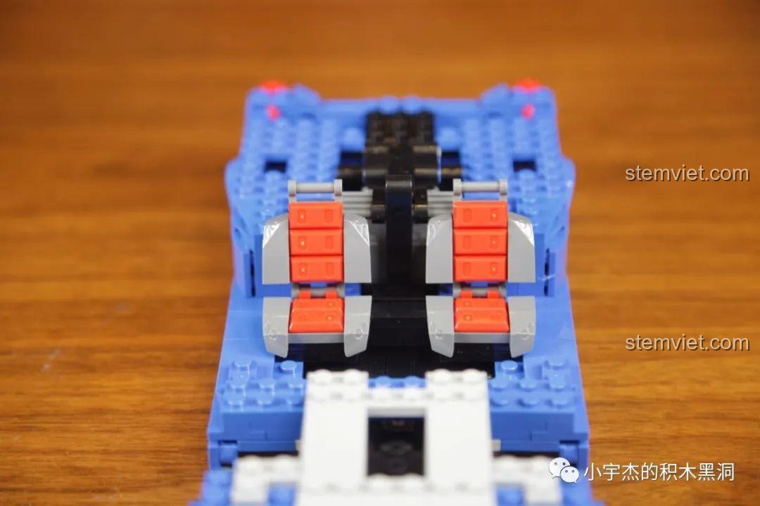 Chi tiết ghế ngồi màu đỏ của bộ lắp ráp Jia Zhi 8405 Mô hình xe Nissan GT-R R34, được thiết kế tinh tế như ghế da thật.