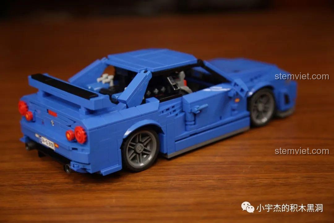 Mô hình Jia Zhi 8405 Nissan GT-R R34 nhìn từ góc nghiêng bên hông, thể hiện đường nét khí động học.