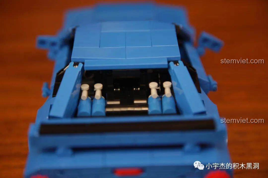 Mô hình Jia Zhi 8405 Nissan GT-R R34 nhìn từ góc nghiêng phía sau, thể hiện tổng thể thiết kế mạnh mẽ.