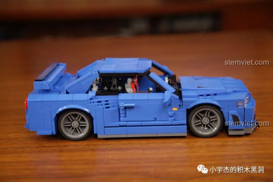 Mô hình xe Nissan GT-R R34 Jia Zhi 8405 đã hoàn thành, nhìn từ góc nghiêng, thể hiện tỷ lệ chuẩn và màu sắc đẹp mắt.