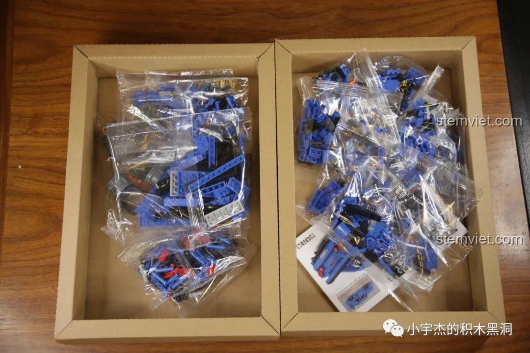Hai hộp nhỏ bên trong chứa các túi mảnh ghép của bộ lắp ráp Jia Zhi 8405 Mô hình xe Nissan GT-R R34, sẵn sàng cho việc lắp ráp.