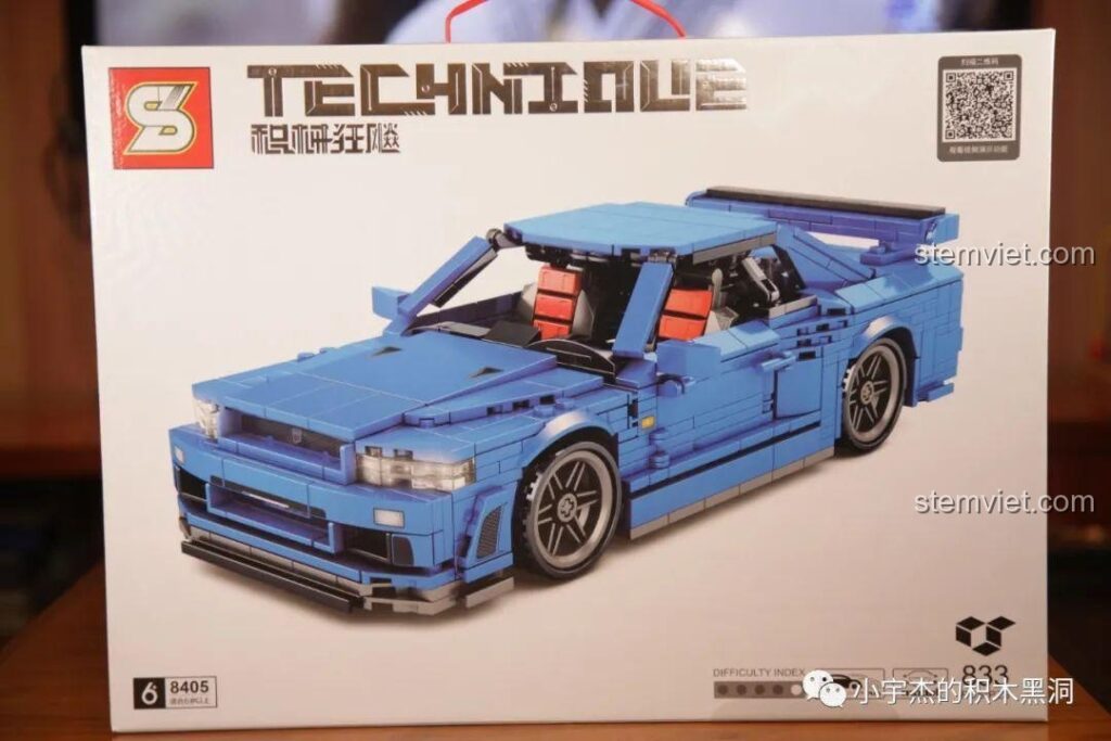 Hộp sản phẩm bộ lắp ráp Jia Zhi 8405 Mô hình xe Nissan GT-R R34 màu xanh dương nổi bật, thu hút mọi ánh nhìn.