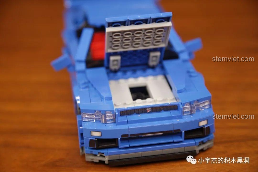 Chi tiết khoang động cơ bên dưới nắp capo của mô hình Jia Zhi 8405 Nissan GT-R R34, tập trung vào cấu trúc vững chắc.