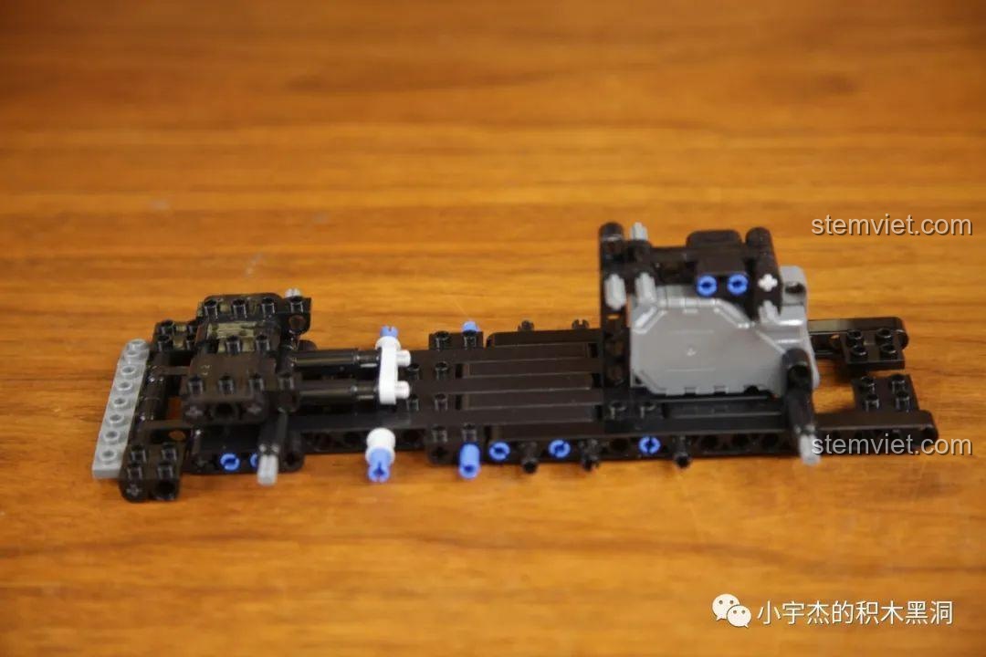 Khung gầm xe được lắp ráp từ các mảnh ghép Technic của bộ Jia Zhi 8405 Mô hình xe Nissan GT-R R34, tạo nền tảng vững chắc.