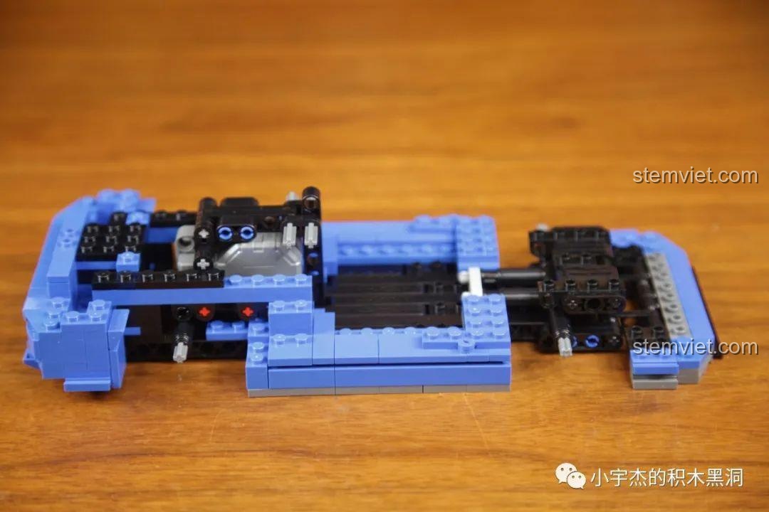 Quá trình lắp ráp phần khung xe của bộ Jia Zhi 8405 Mô hình xe Nissan GT-R R34, các mảnh ghép khớp nối chặt chẽ.