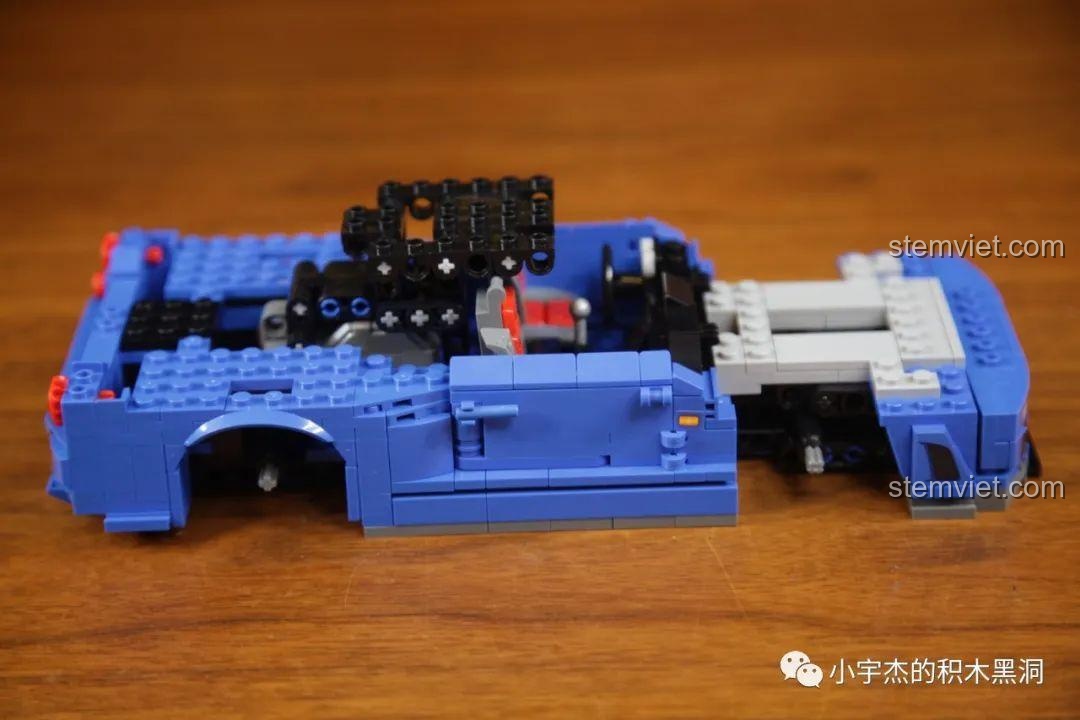 Quá trình lắp ráp nội thất và các chi tiết bên trong của bộ Jia Zhi 8405 Mô hình xe Nissan GT-R R34, thể hiện sự tỉ mỉ.