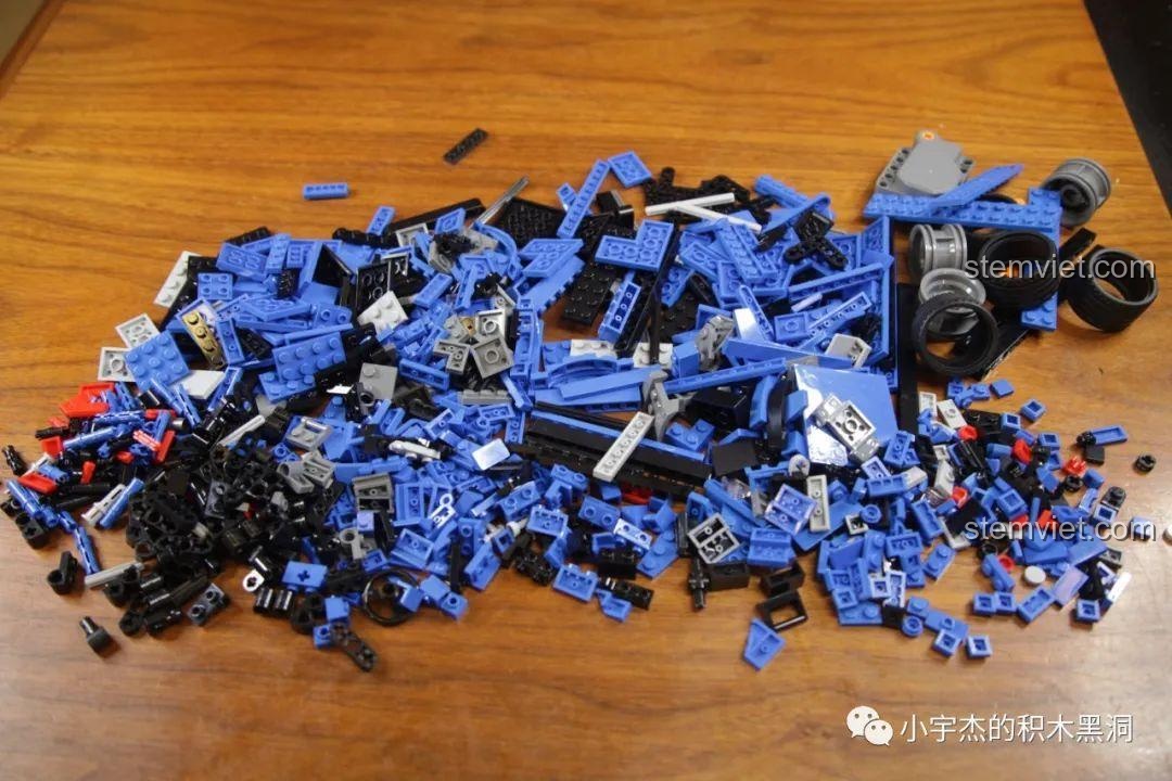 Toàn bộ 833 mảnh ghép của bộ lắp ráp Jia Zhi 8405 Mô hình xe Nissan GT-R R34 được đổ ra bàn, sẵn sàng cho quá trình phân loại và lắp ráp.