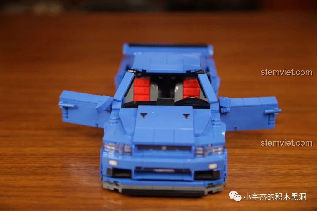 Mặt trước của mô hình Jia Zhi 8405 Nissan GT-R R34 với cửa và capo mở, thể hiện sự tỉ mỉ trong thiết kế.