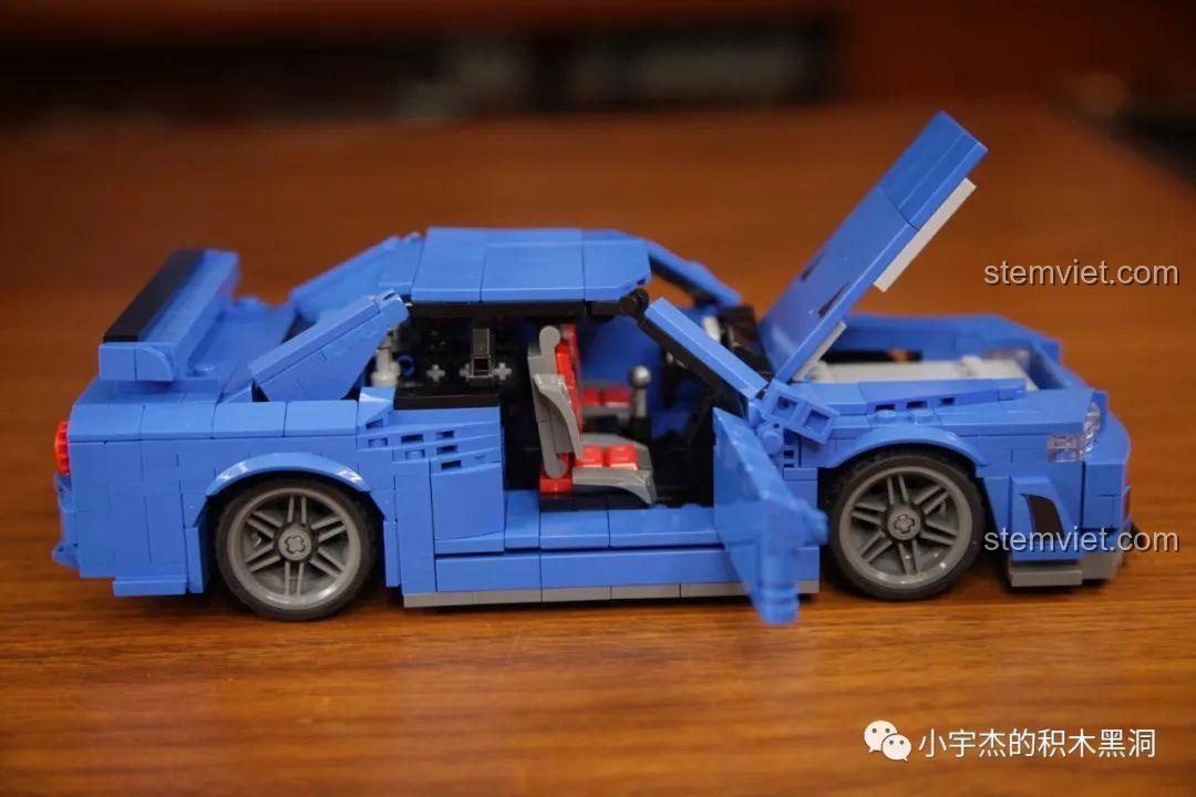 Nắp capo của mô hình Jia Zhi 8405 Nissan GT-R R34 có thể mở lên, để lộ khoang động cơ bên trong.