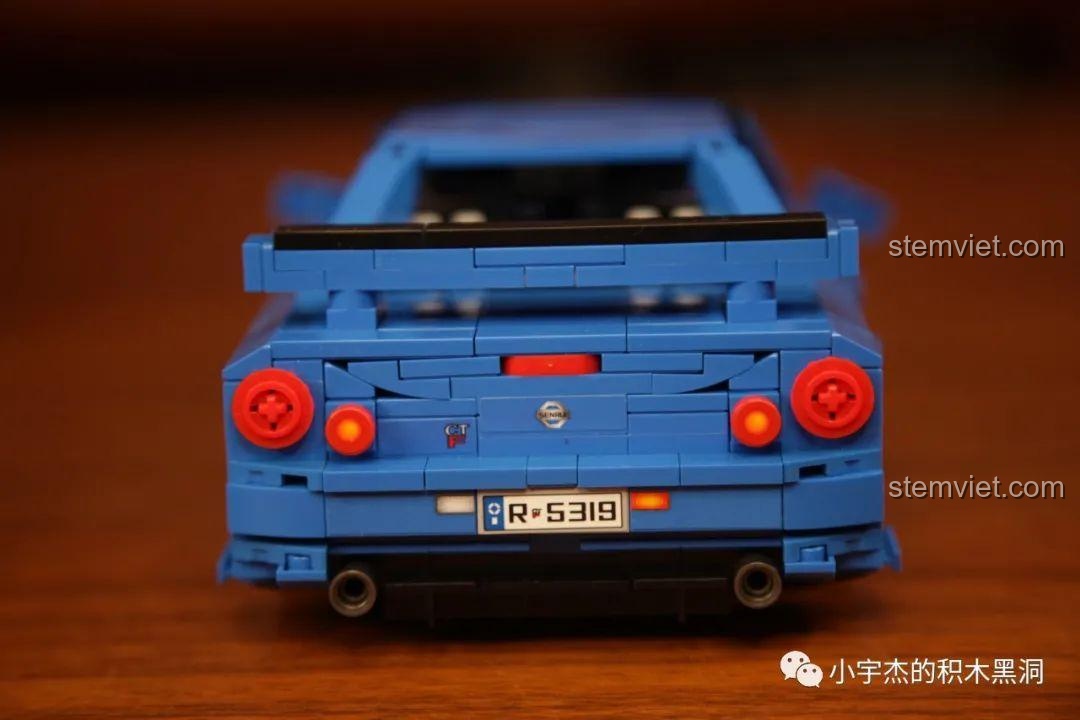 Nắp cốp sau của mô hình Jia Zhi 8405 Nissan GT-R R34 có thể mở, thể hiện không gian bên trong.