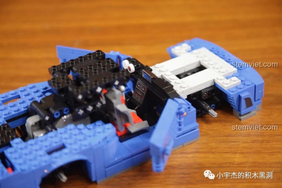 Nội thất bên trong khoang lái của bộ lắp ráp Jia Zhi 8405 Mô hình xe Nissan GT-R R34, với các chi tiết được tái hiện qua sticker.