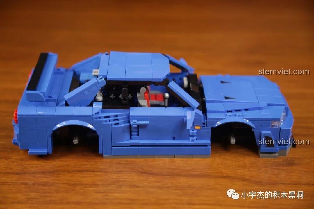 Phần thân xe của bộ lắp ráp Jia Zhi 8405 Mô hình xe Nissan GT-R R34 dần hoàn thiện, thể hiện đường nét thiết kế.