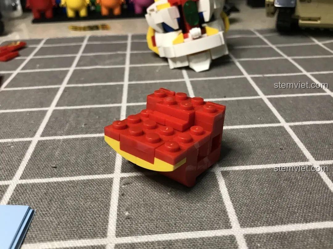 Quá trình lắp ráp phần thân Robot Vũ Sư Biến Hình JIAZHI SY-5500, các chi tiết màu đỏ và vàng.