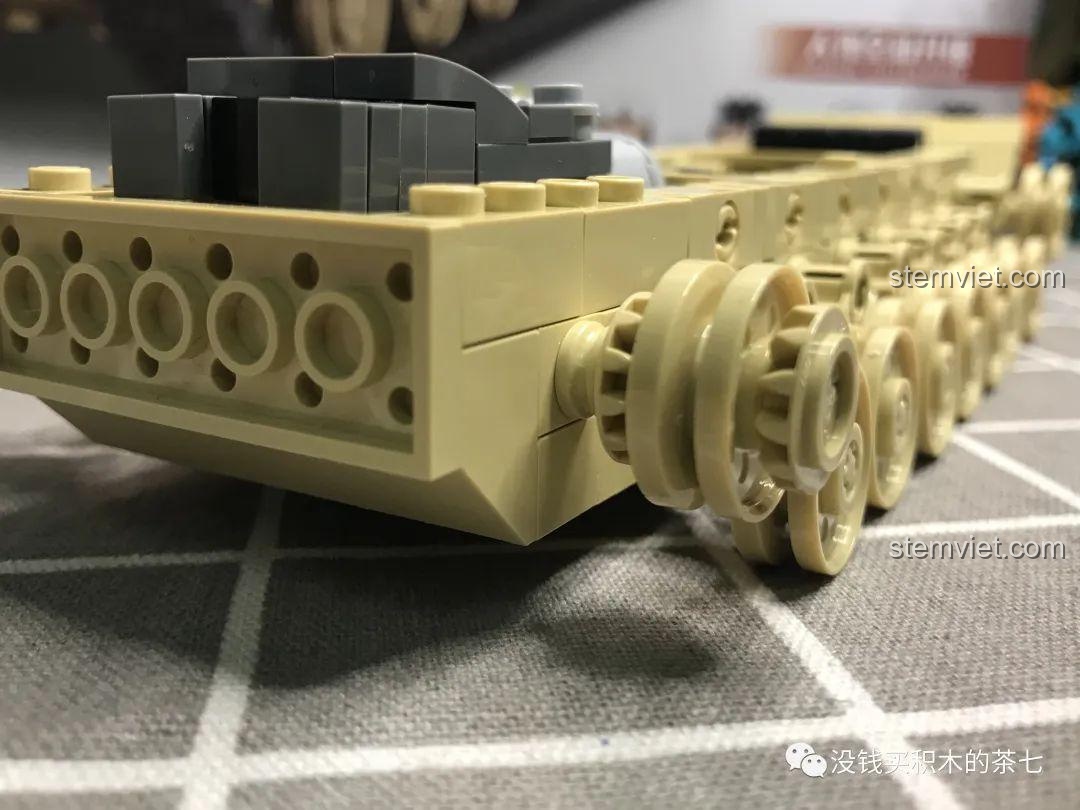 Cận cảnh các bánh xe và hệ thống treo phía sau của xe tăng M1A2 Abrams sau khi lắp ráp.