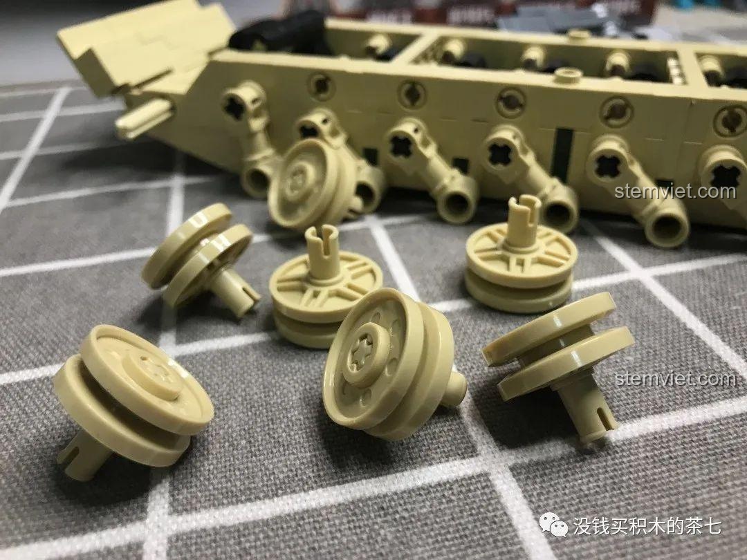 Các bánh xe chịu lực, bánh dẫn hướng và bánh truyền động của xe tăng M1A2 Abrams, chi tiết và chân thực.