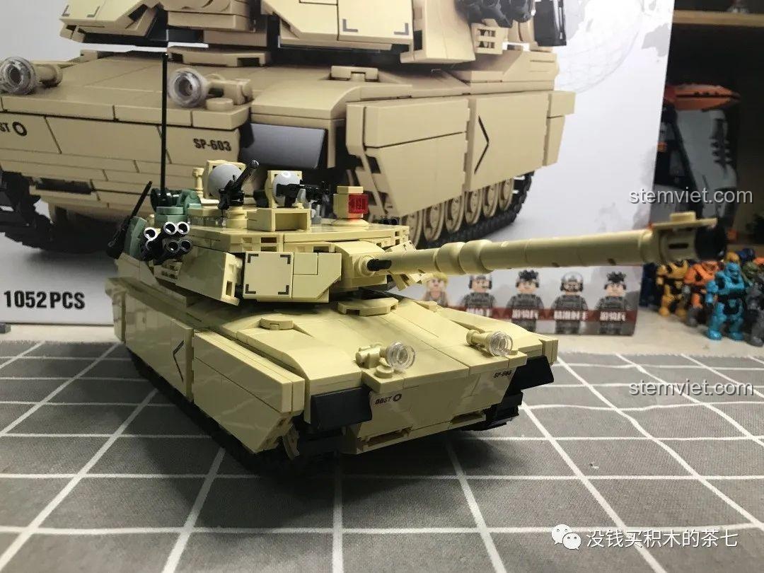 Hình ảnh minh họa các mảnh ghép đồ chơi lắp ráp, tượng trưng cho sự sáng tạo và phát triển tư duy.