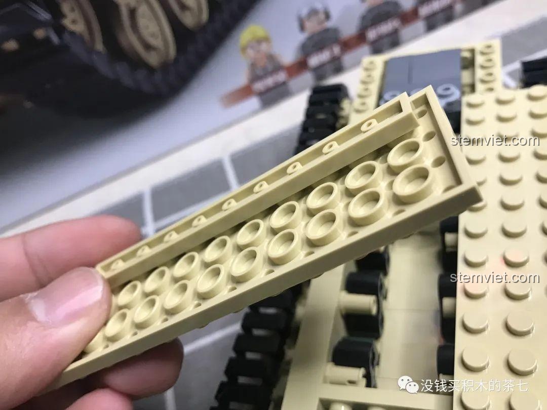 Mảnh ghép giáp giữa của xe tăng M1A2 Abrams, chuẩn bị lắp vào khung gầm.