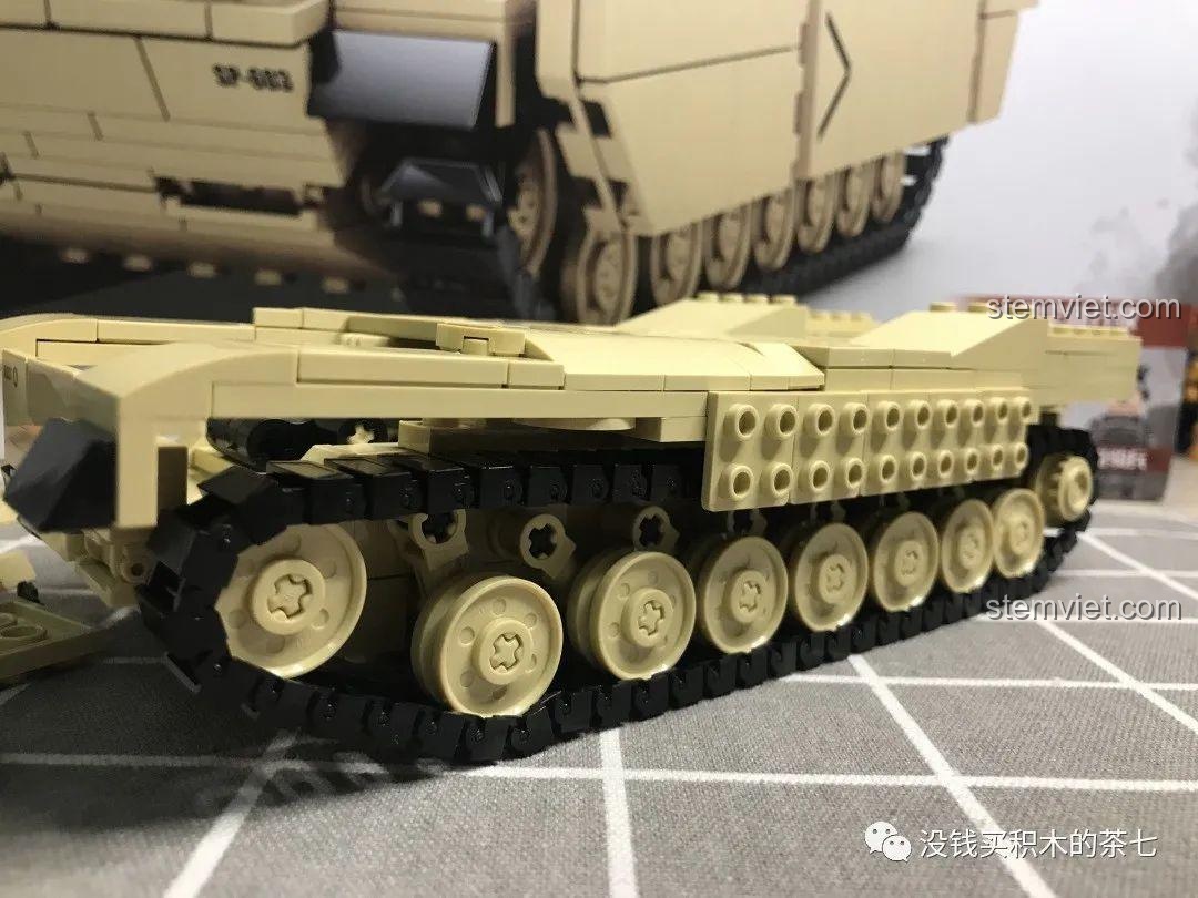 Các mảnh ghép giáp bên hông của xe tăng M1A2 Abrams đã được lắp ráp hoàn chỉnh.