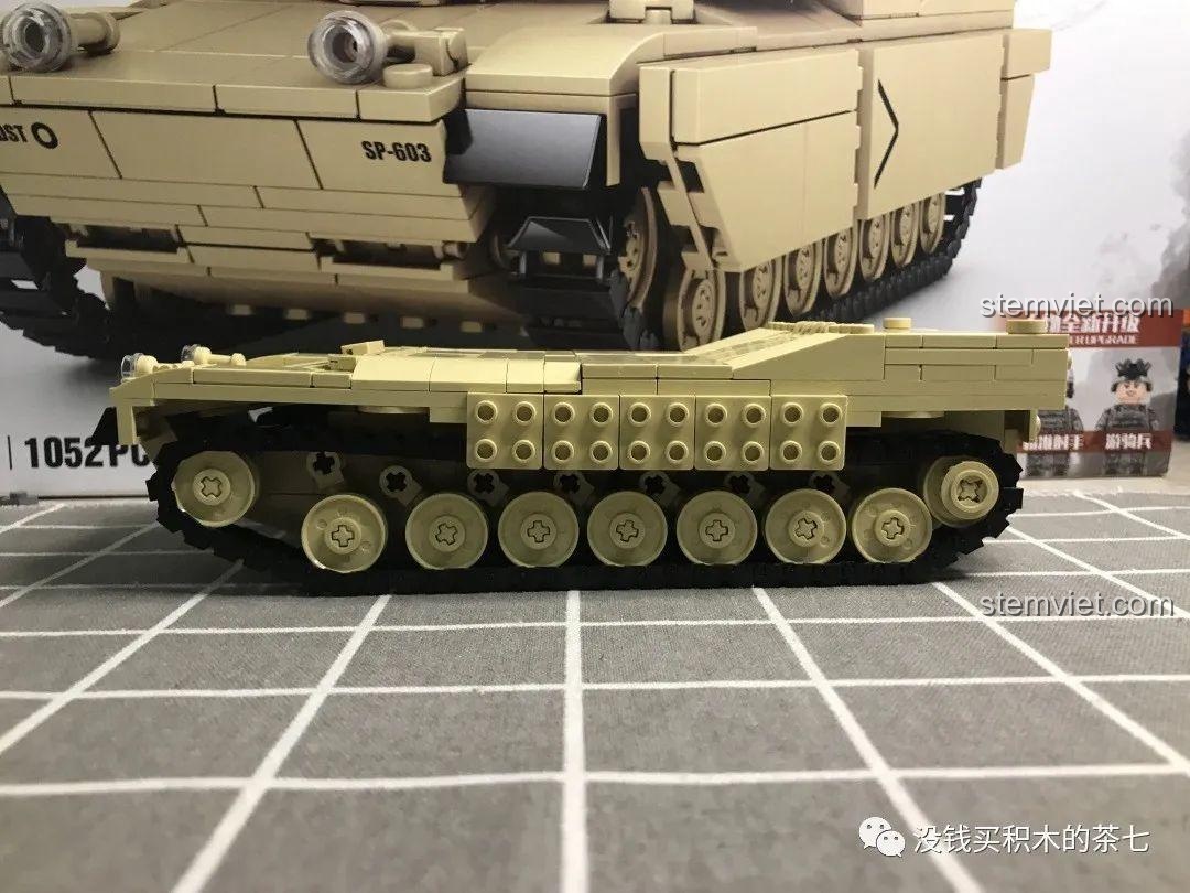 Giáp phía sau của xe tăng M1A2 Abrams, được thiết kế để mở ra như một chiếc 'quan tài'.
