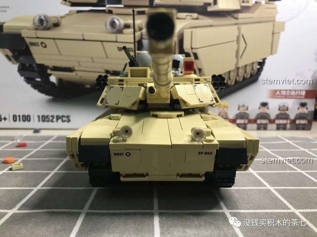 Mô hình xe tăng M1A2 Abrams JiaZhi 0100 đã hoàn chỉnh, nhìn từ góc nghiêng, rất ấn tượng.