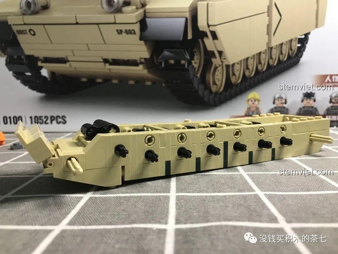 Khung gầm xe tăng M1A2 Abrams đang được lắp ráp, nhìn từ góc nghiêng, cho thấy cấu trúc bên trong.