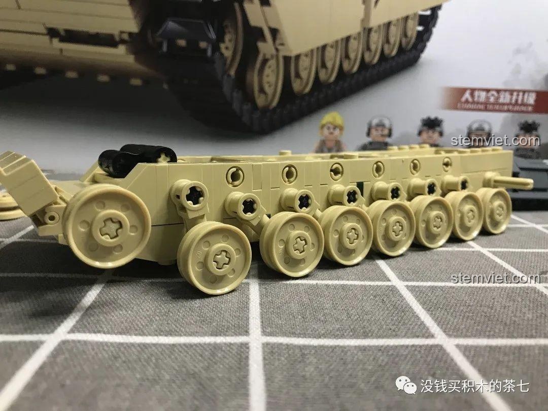 Các bánh xe chịu lực đã được lắp vào khung gầm xe tăng M1A2 Abrams, tạo nên bộ khung cơ bản.