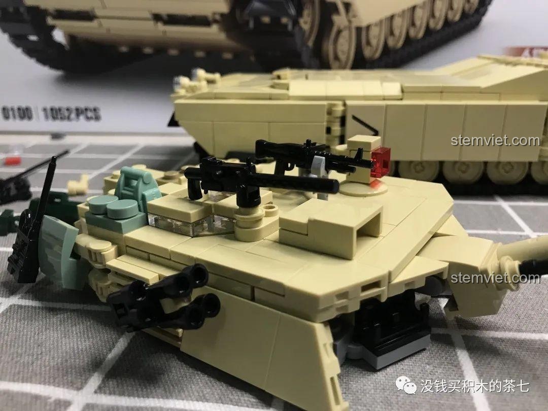 Năm minifigure lính đi kèm bộ lắp ráp JiaZhi 0100 Xe Tăng M1A2 Abrams, với trang phục và phụ kiện chi tiết.