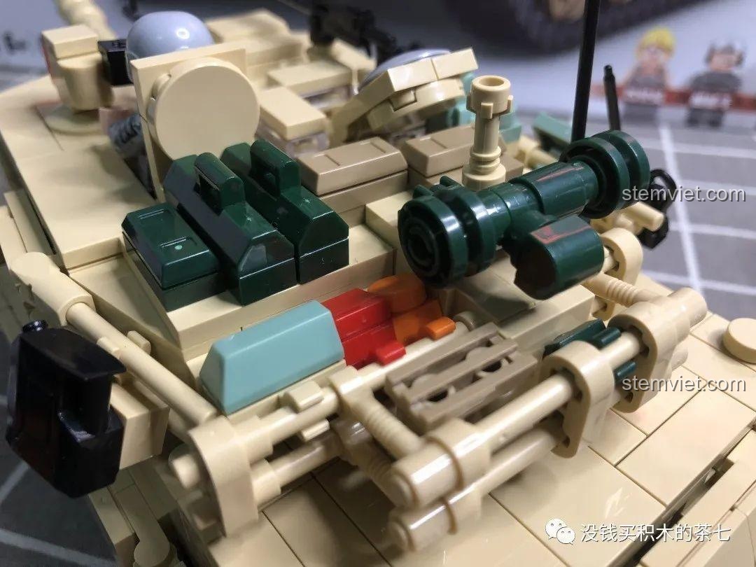 Mặt sau của các minifigure lính đi kèm bộ lắp ráp JiaZhi 0100 Xe Tăng M1A2 Abrams, hiển thị chi tiết in ấn.