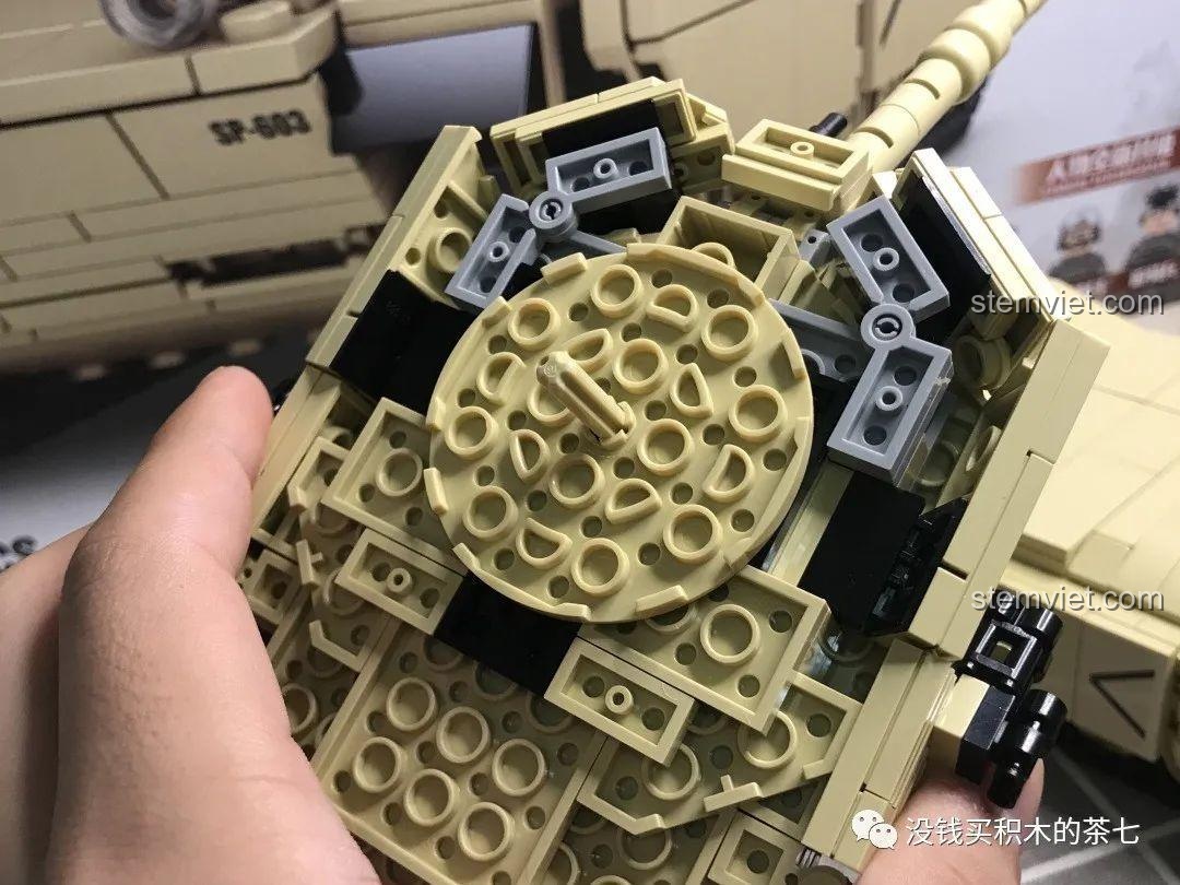 Các minifigure lính đi kèm bộ lắp ráp JiaZhi 0100 Xe Tăng M1A2 Abrams, nhìn từ góc nghiêng.