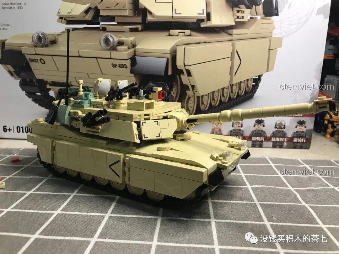 Các minifigure lính được đặt trên mô hình xe tăng M1A2 Abrams JiaZhi 0100, tạo cảnh chiến đấu.