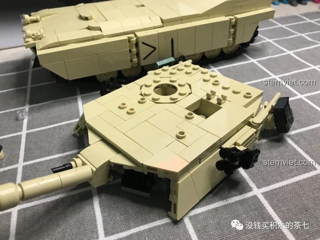Nòng pháo của xe tăng M1A2 Abrams JiaZhi 0100 có thể nâng lên hạ xuống linh hoạt.