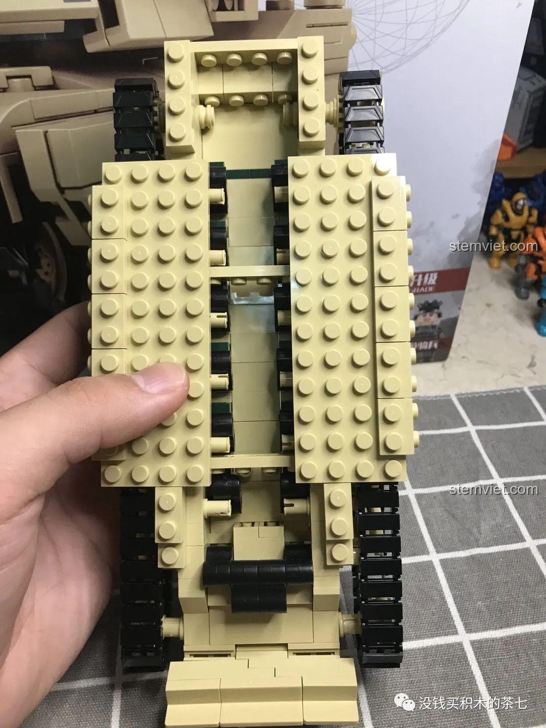 Thân xe tăng M1A2 Abrams đã hoàn chỉnh với các lớp giáp, nhìn từ góc nghiêng.