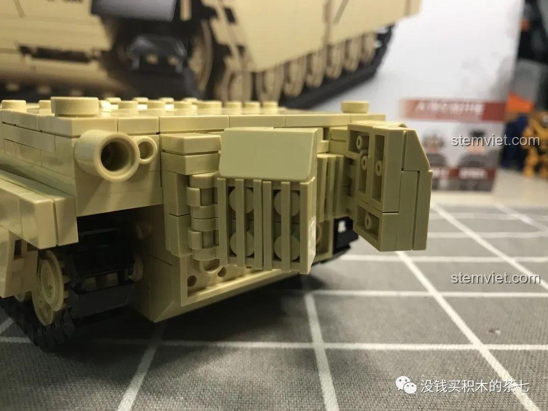 Cận cảnh phần dưới tháp pháo của xe tăng M1A2 Abrams, với các chốt kết nối.