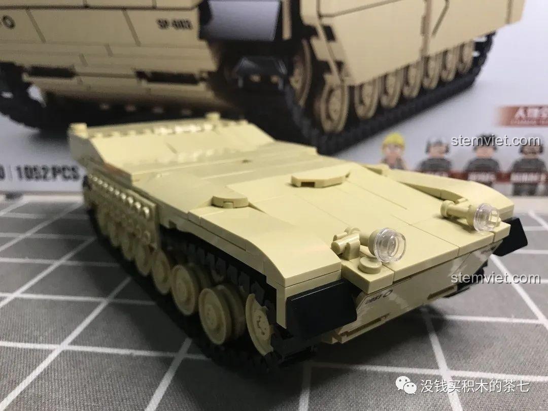 Tháp pháo của xe tăng M1A2 Abrams đang được lắp ráp, với các chi tiết như ống phóng lựu đạn khói.