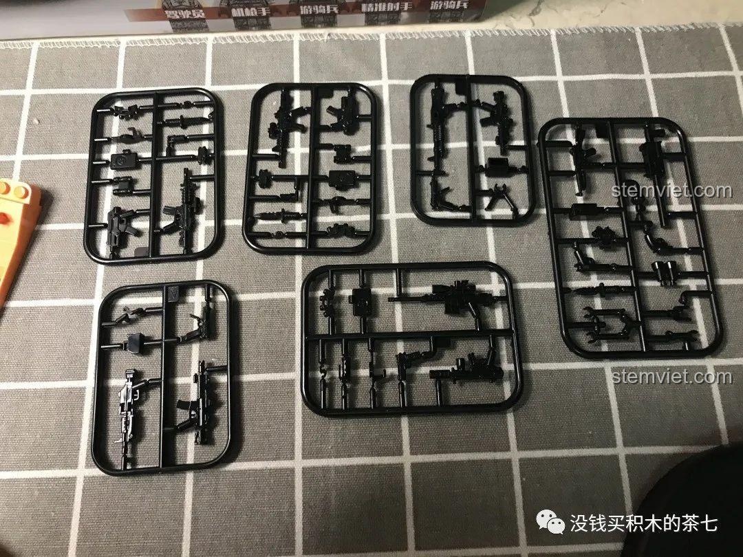 Các vỉ mảnh ghép vũ khí đi kèm bộ lắp ráp JiaZhi 0100 Xe Tăng M1A2 Abrams, đa dạng chủng loại.