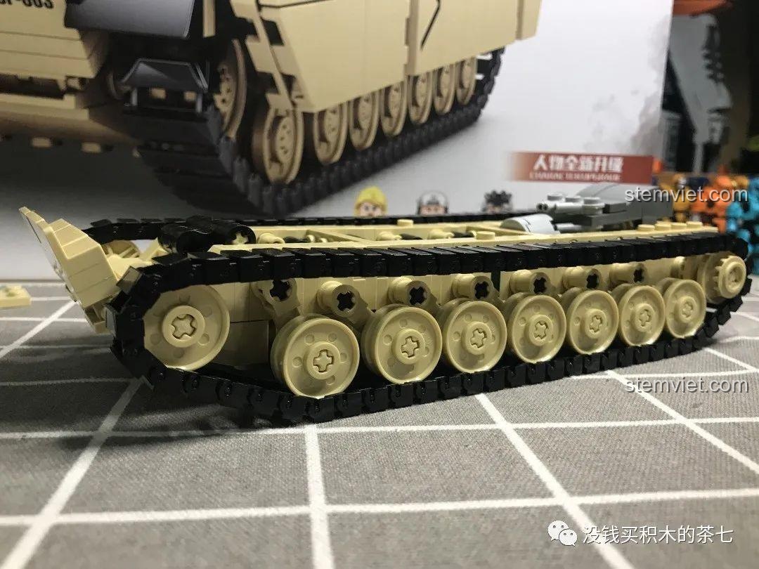 Xe tăng M1A2 Abrams với xích xe đã được lắp hoàn chỉnh, nhìn từ góc nghiêng.